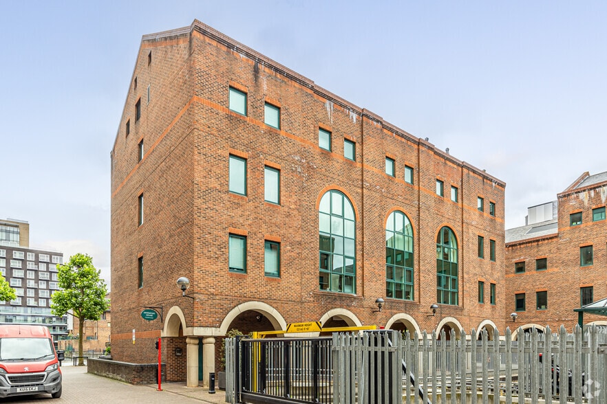 16 Pepper St, London to rent - Building Photo - Image 1 of 3