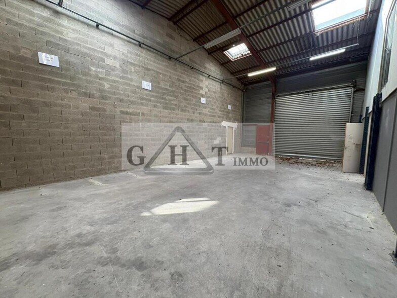 Industrial in Vaux-le-Pénil for sale - Interior Photo - Image 2 of 12