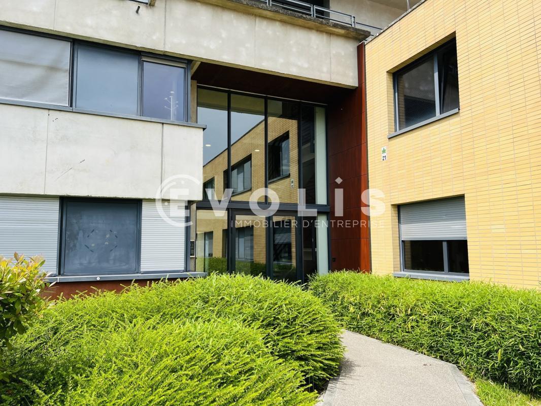 Office in Champs Sur Marne to rent Building Photo- Image 1 of 13
