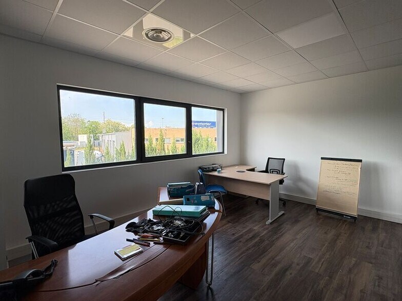Light Industrial in MARCILLY-D'AZERGUES to rent - Interior Photo - Image 2 of 6