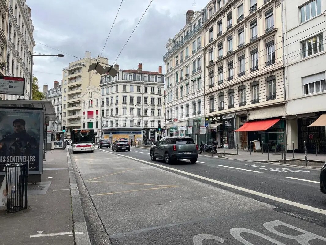 Retail in Lyon to rent Building Photo- Image 1 of 5