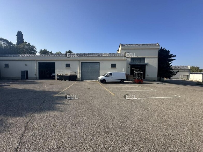 Industrial in Marseille to rent - Building Photo - Image 2 of 5