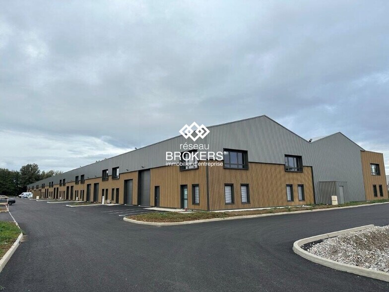 Light Industrial in Bourgoin-Jallieu to rent - Building Photo - Image 1 of 17