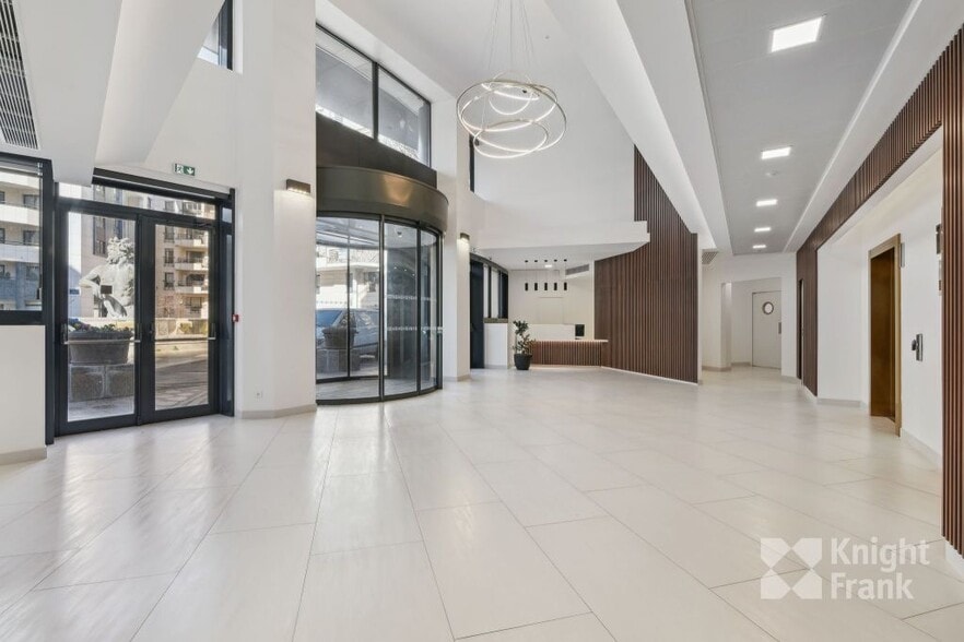 4 Place Des Ailes, Boulogne-Billancourt to rent - Lobby - Image 3 of 6