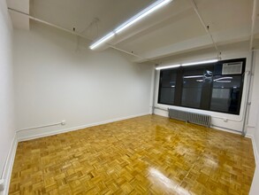 325 W 38th St, New York, NY for rent Interior Photo- Image 2 of 3