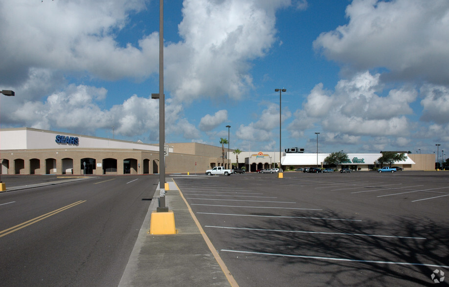 1305 Airline Rd, Corpus Christi, TX for rent - Building Photo - Image 3 of 4