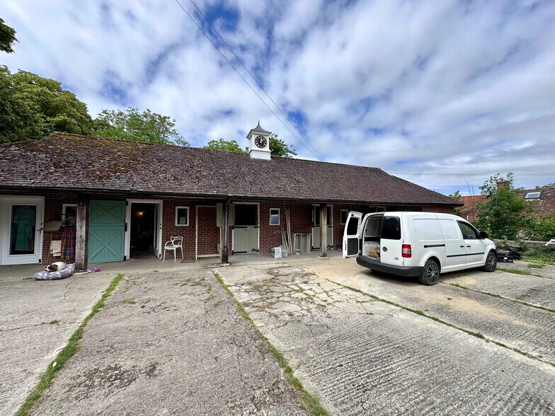 Thame Rd, Long Crendon to rent - Building Photo - Image 3 of 15