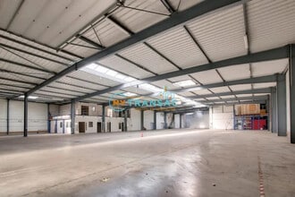 Light Industrial in Tremblay-en-France to rent Building Photo- Image 1 of 14