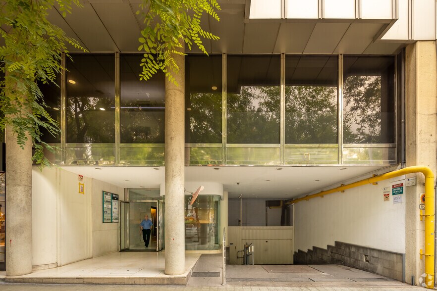 Office in Barcelona, Barcelona to rent - Building Photo - Image 2 of 4