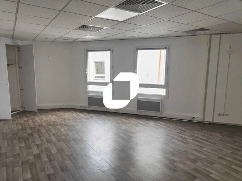 Office in Colombes to rent - Building Photo - Image 3 of 7