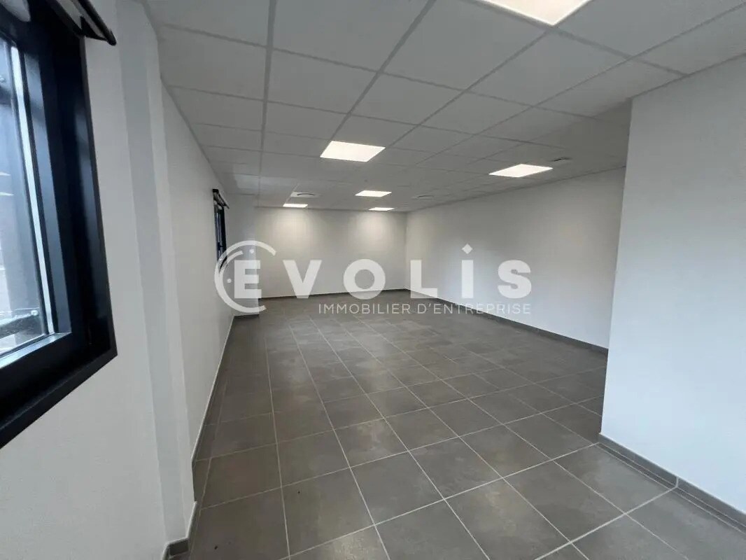 Light Industrial in Janneyrias to rent Interior Photo- Image 1 of 3