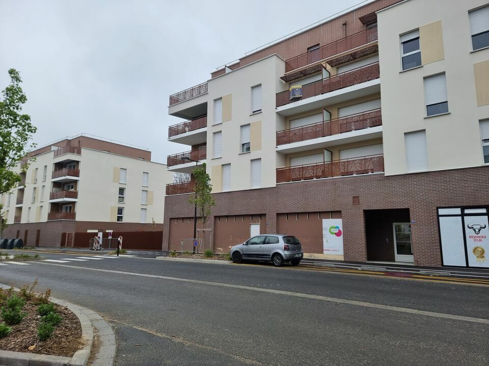 Retail in Melun to rent Building Photo- Image 1 of 10