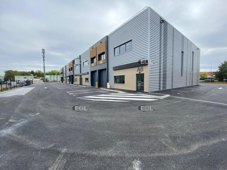 Light Industrial in Villemoisson-sur-Orge to rent - Building Photo - Image 1 of 5