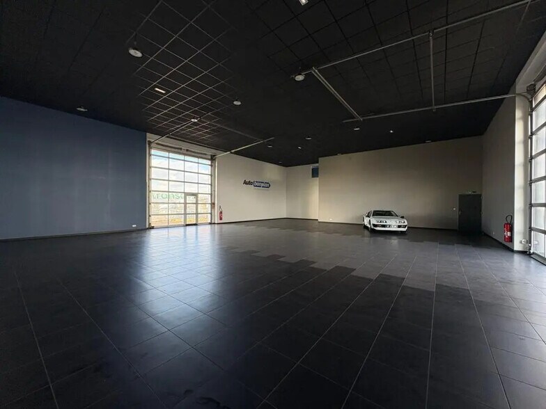 Retail in Bouguenais for sale - Interior Photo - Image 2 of 20