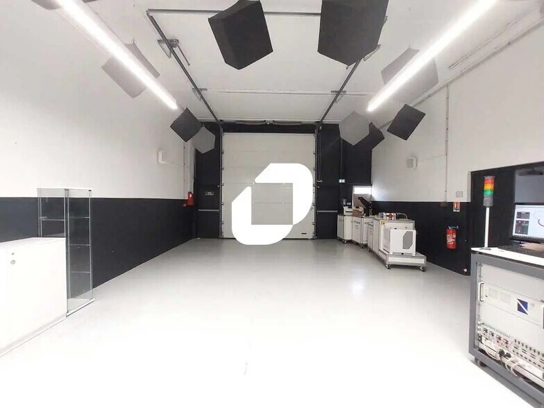 4 Rue Albert Einstein, Trappes to rent - Interior Photo - Image 3 of 11