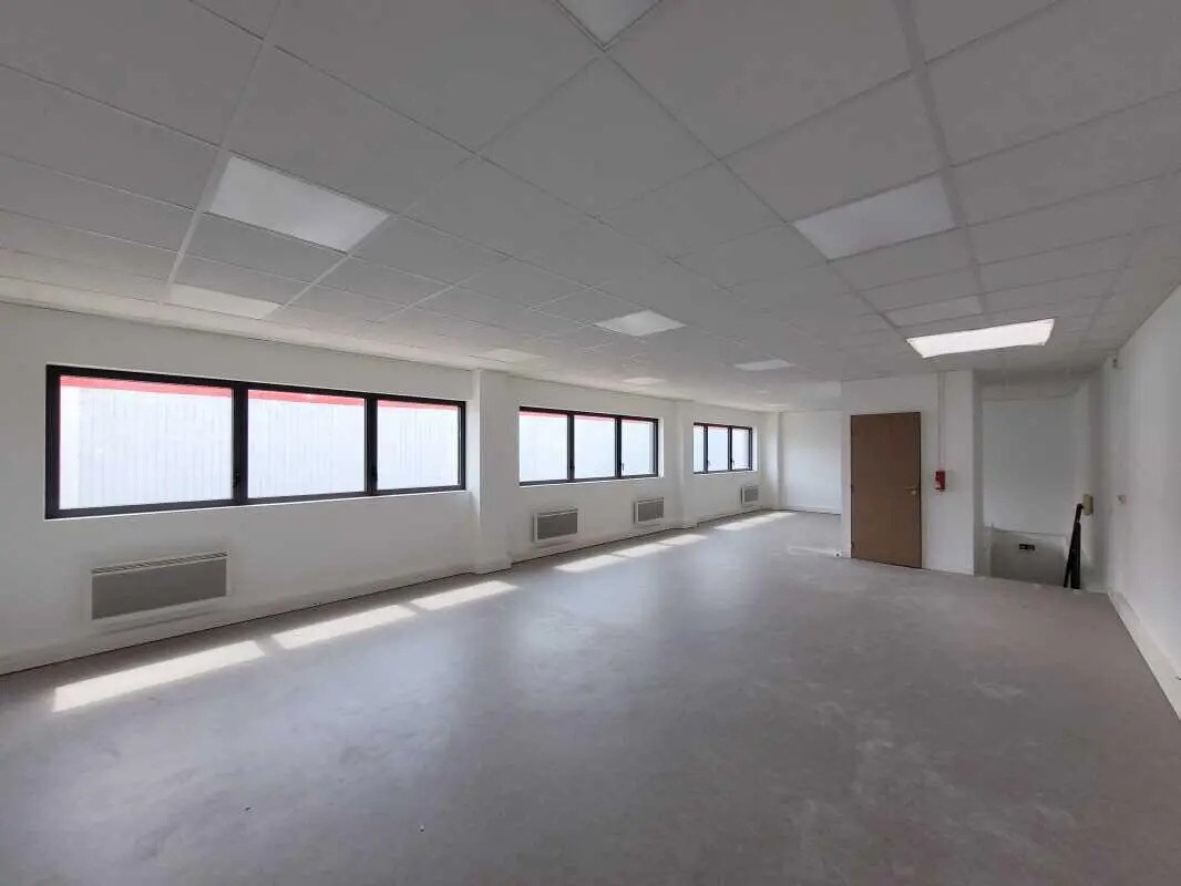Light Industrial in Corbeil-Essonnes to rent Building Photo- Image 1 of 7