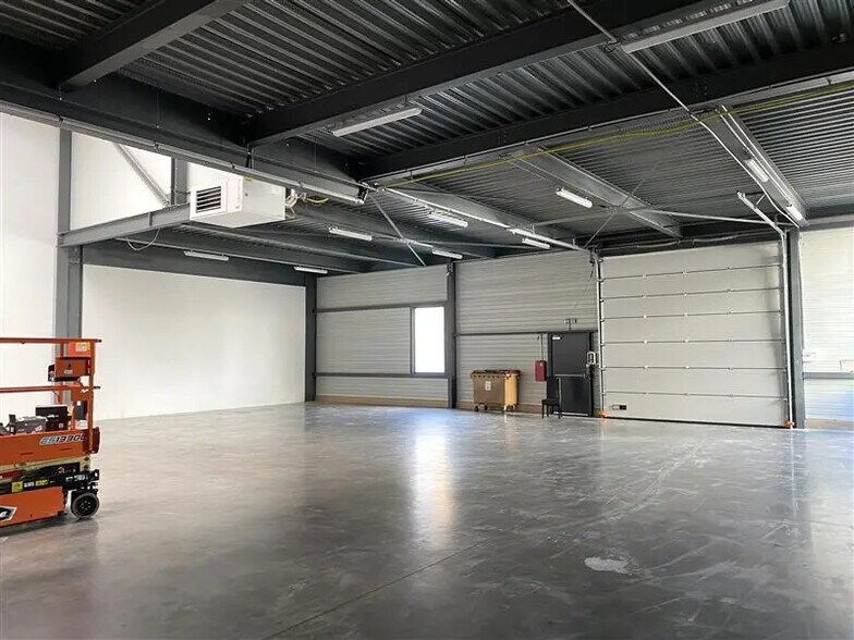 Light Industrial in Villeneuve-la-Garenne to rent - Building Photo - Image 2 of 8