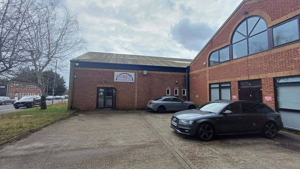 Hurricane Way, Wickford to rent - Building Photo - Image 2 of 5