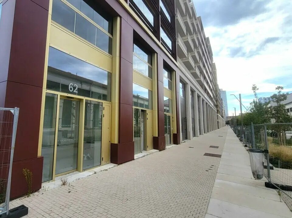 Retail in Saint-Denis to rent Building Photo- Image 1 of 6