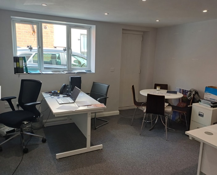 35 Church St, Enfield to rent - Interior Photo - Image 2 of 4