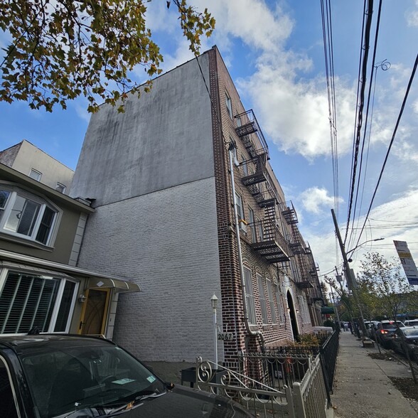 2069 E 12th St, Brooklyn, NY for sale - Building Photo - Image 3 of 17