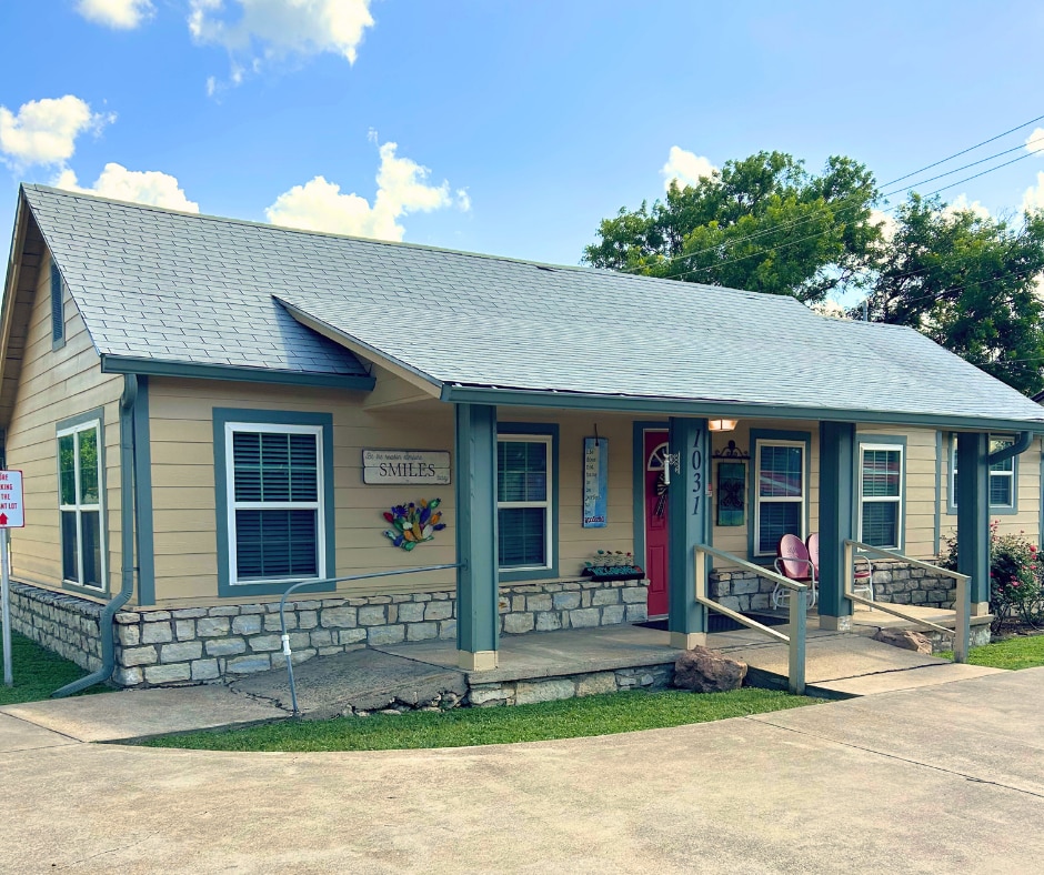 1031 W Pearl St, Granbury, TX to rent Building Photo- Image 1 of 17