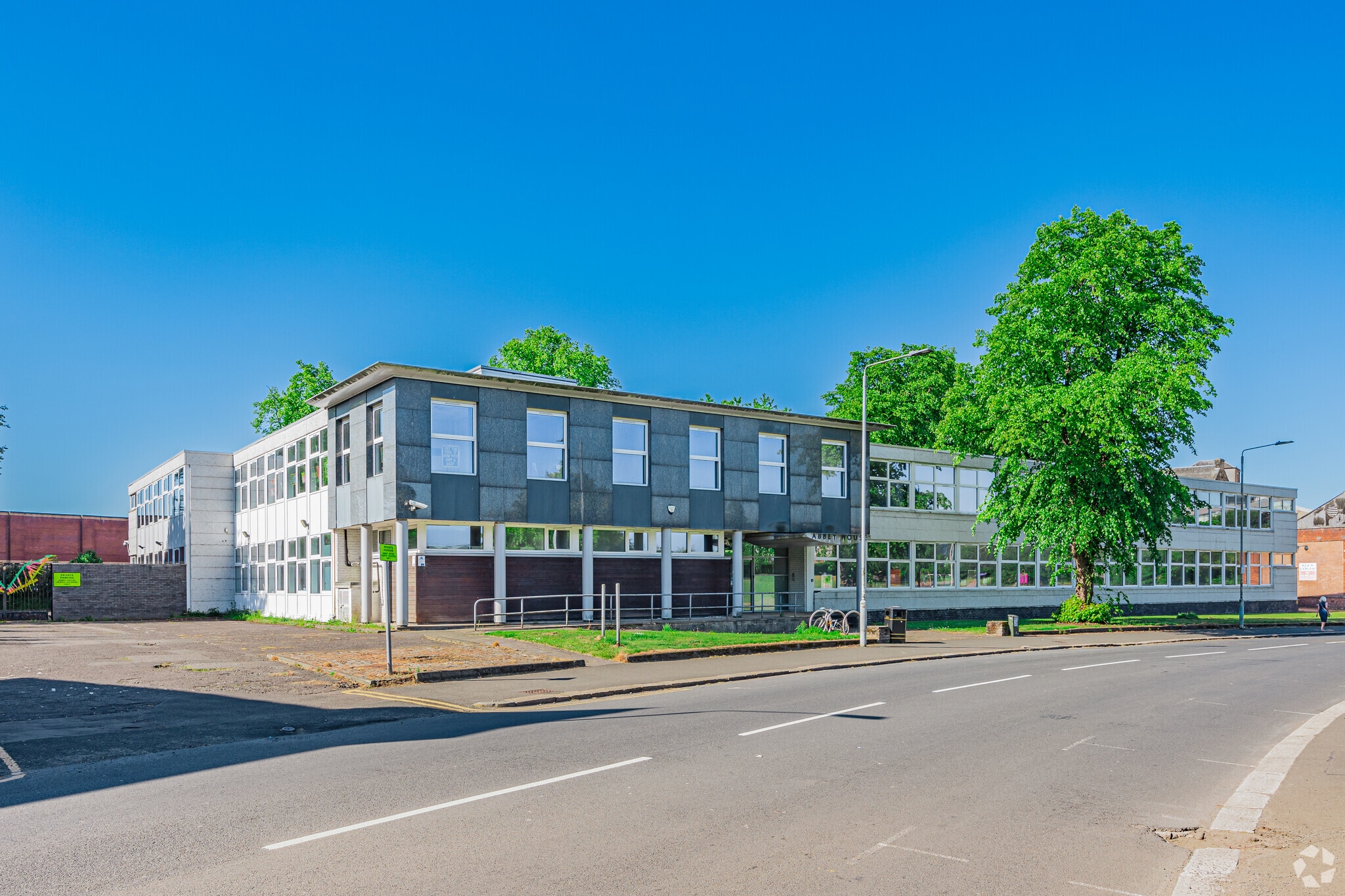 Seedhill Rd, Paisley to rent Primary Photo- Image 1 of 3