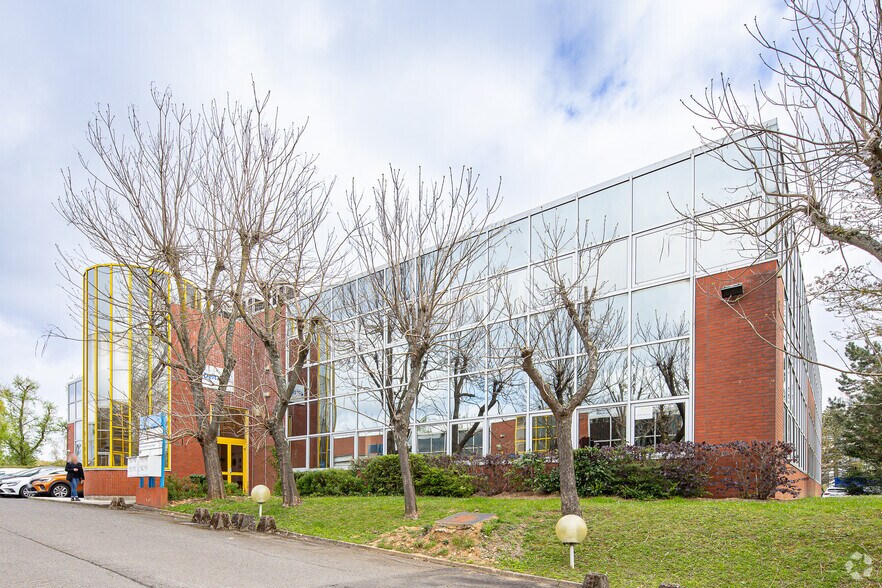 9 Avenue Du Canada, Les Ulis to rent - Primary Photo - Image 1 of 2