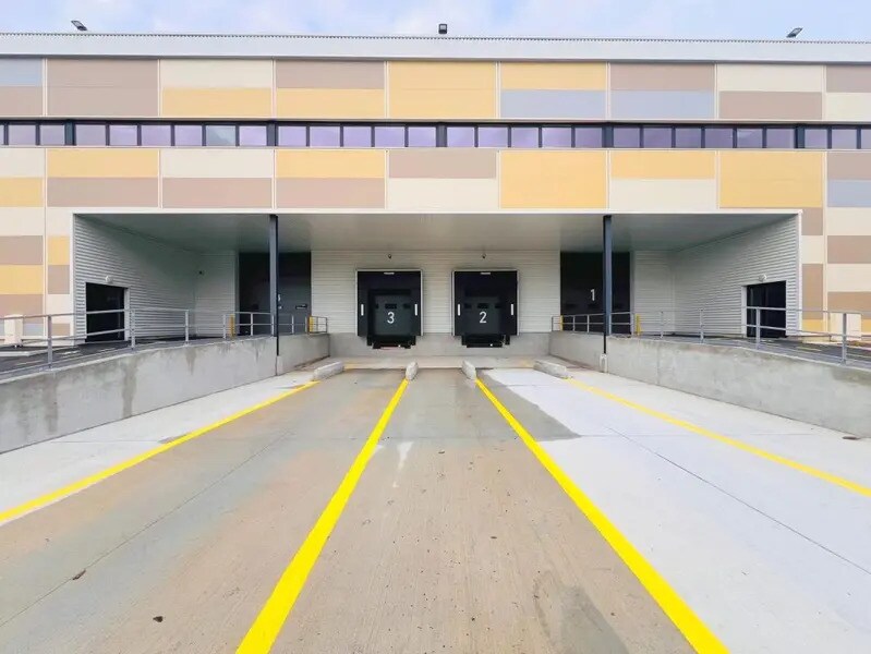 Light Industrial in Plaisir to rent Building Photo- Image 1 of 24