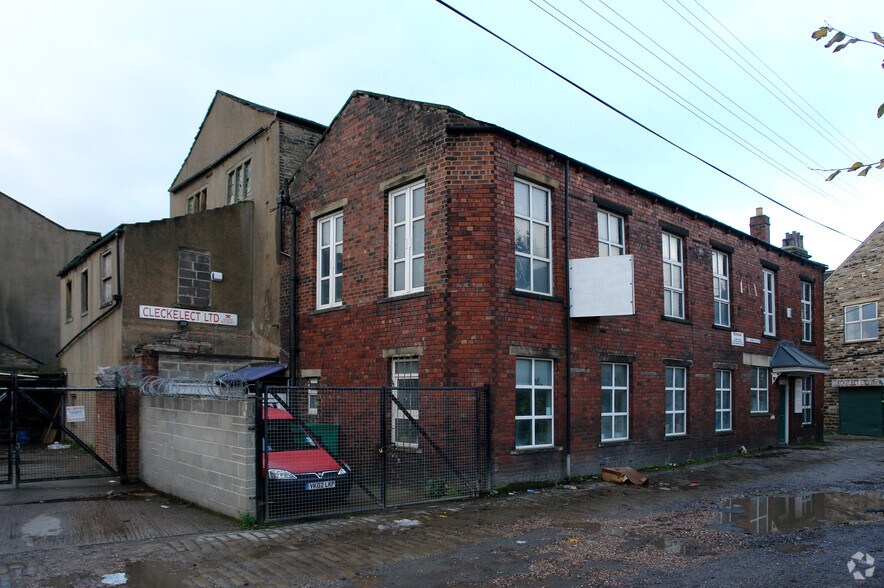4 St Johns Pl, Cleckheaton for sale - Building Photo - Image 3 of 12