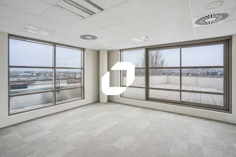 2 Avenue De La Carelle, Villeneuve-le-Roi to rent Interior Photo- Image 1 of 6