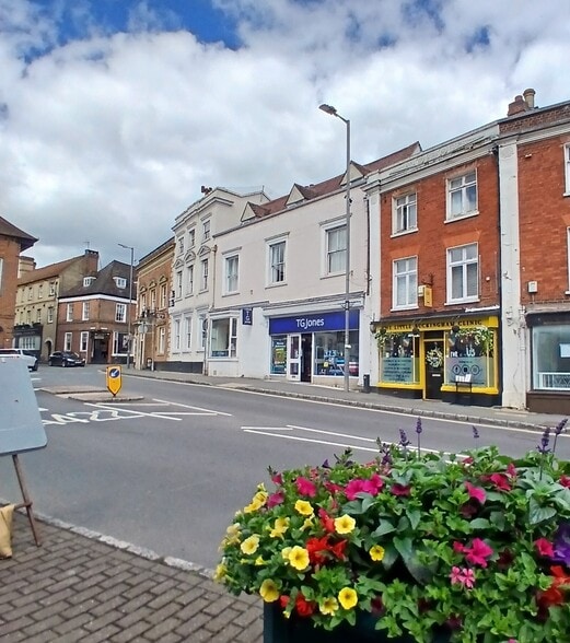 16 Market Sq, Buckingham to rent - Building Photo - Image 1 of 6