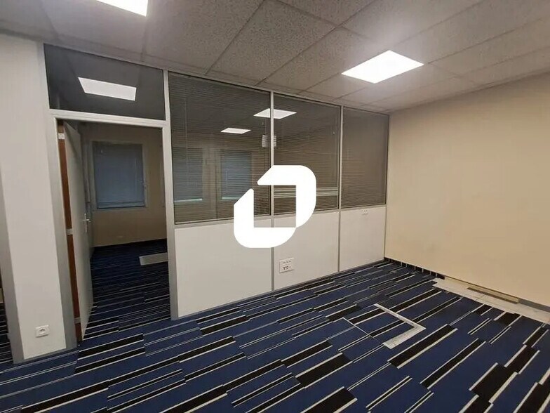 Office in Nanterre to rent - Building Photo - Image 2 of 13