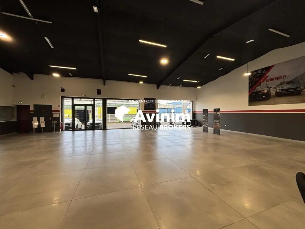 Location Commerce 800 m² - Photo 1