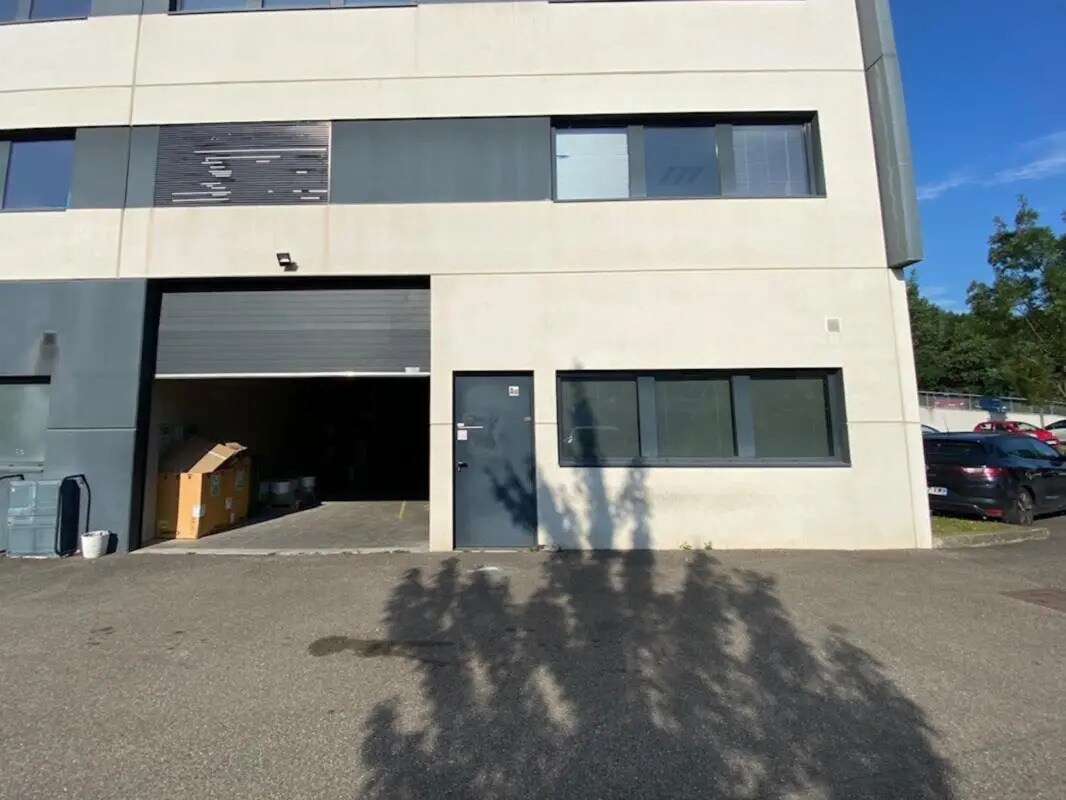 Office in Brignais to rent Building Photo- Image 1 of 8