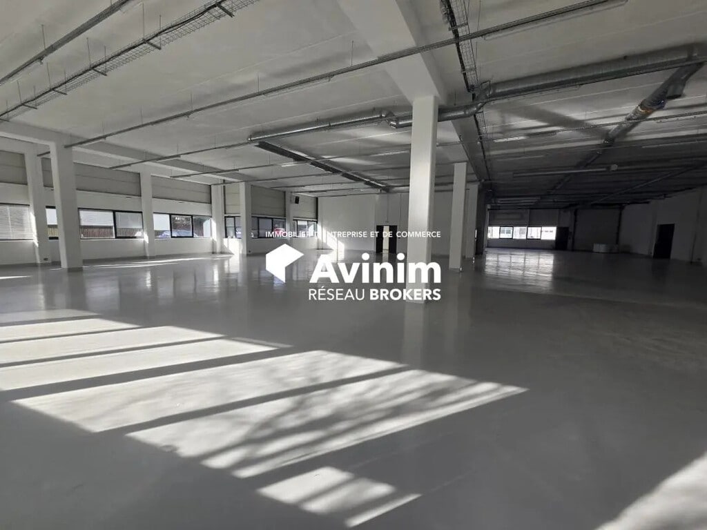 Location Entrepôt 1 241 m² - Photo 1