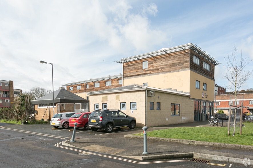 94 Grosvenor Rd, Bristol to rent - Building Photo - Image 2 of 4