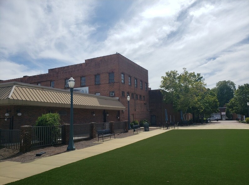 305 N Main St, Tarboro, NC for sale - Building Photo - Image 1 of 17