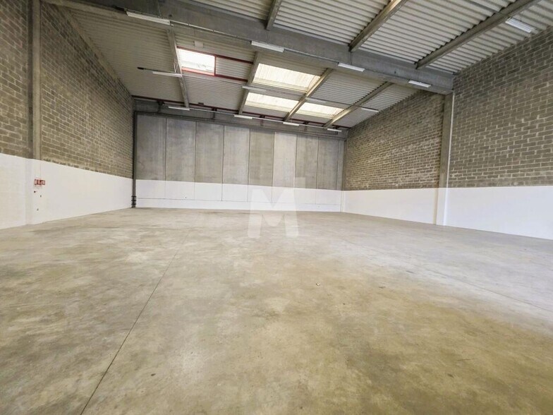 Light Industrial in Moissy-Cramayel to rent - Interior Photo - Image 3 of 7