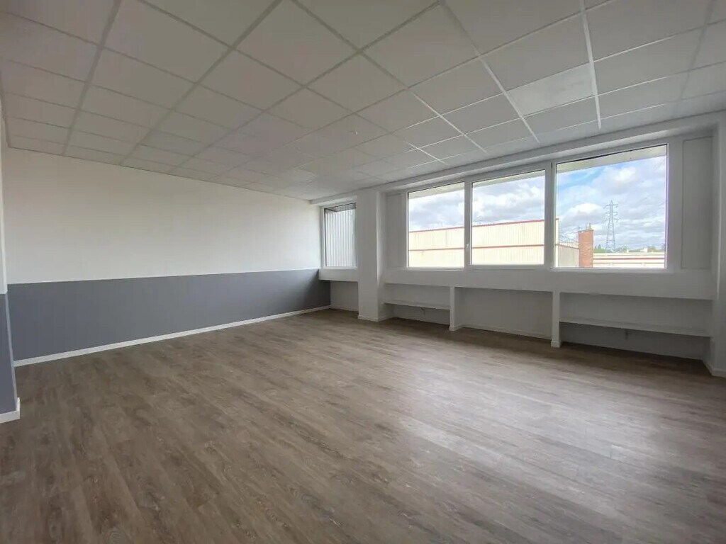 Location Bureaux 25 m² à 146 m² - Photo 1