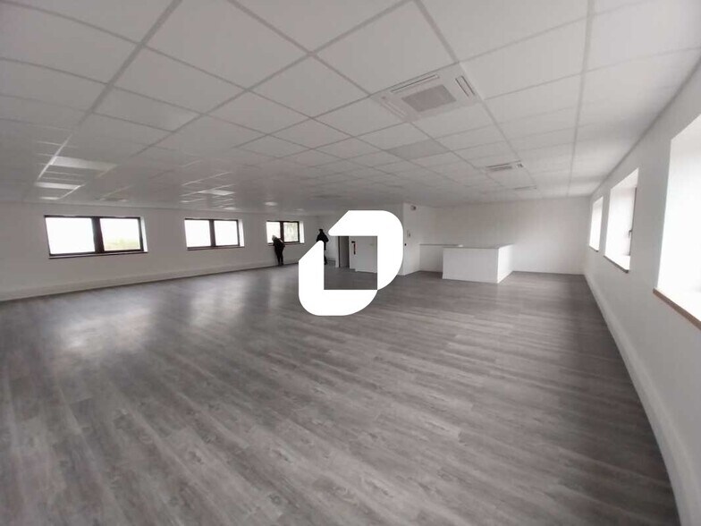 Light Industrial in SAINT-OUEN-L'AUMONE to rent - Interior Photo - Image 2 of 10
