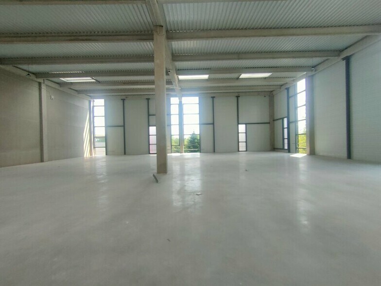 Light Industrial in Élancourt to rent - Interior Photo - Image 3 of 3