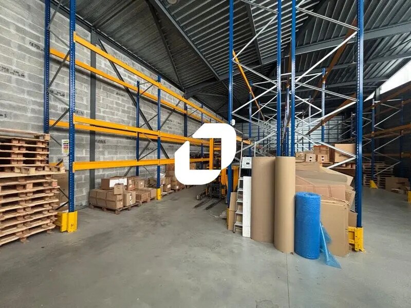 Location Local d'activités 250 m² - Photo 1