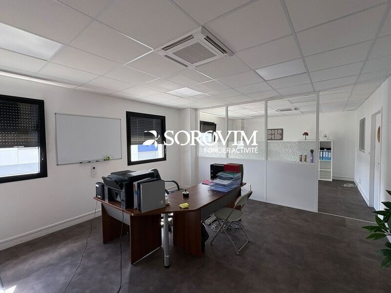 Avenue Louis Blériot, Chassieu to rent - Interior Photo - Image 3 of 4