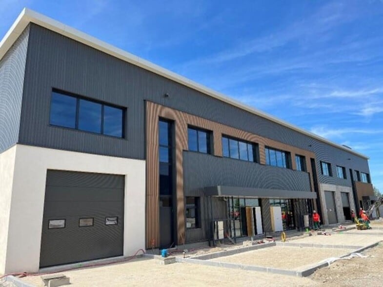 25 Route De Lyon, Saint-Priest to rent - Building Photo - Image 1 of 10