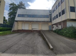 Light Industrial in L'HAY-LES-ROSES to rent Building Photo- Image 2 of 4