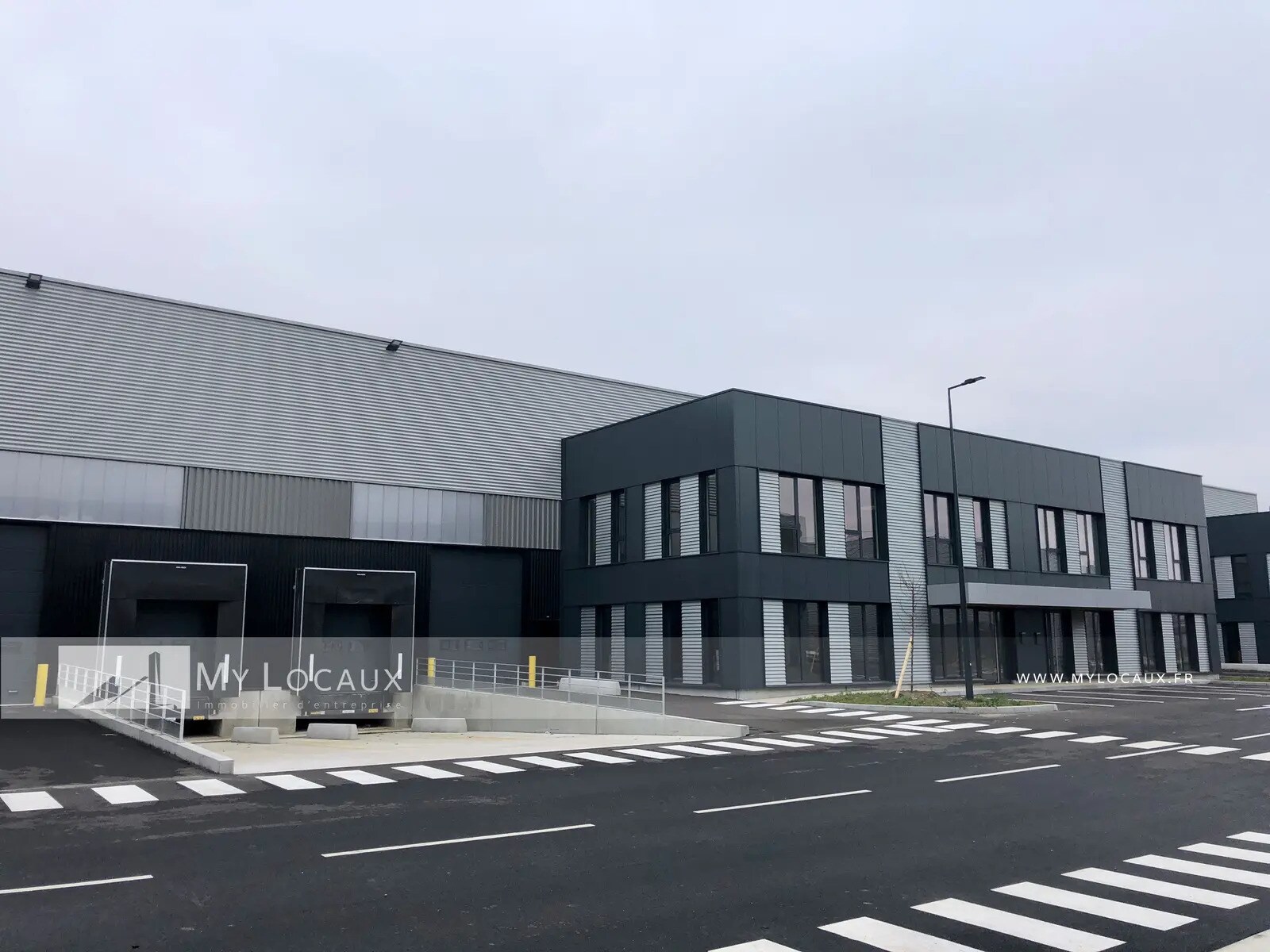 Industrial in Le Bourget to rent Building Photo- Image 1 of 5