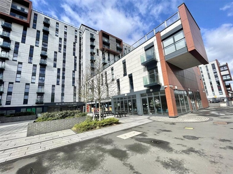 73 Victoria Av, Southend-On-Sea for sale - Building Photo - Image 1 of 27