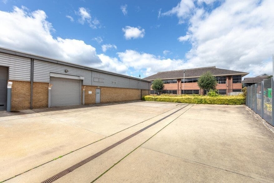 228-229 Berwick Ave, Slough to rent - Building Photo - Image 2 of 6