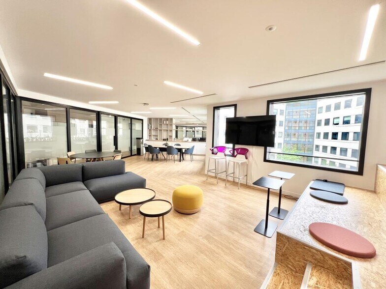 Office in Courbevoie to rent - Building Photo - Image 3 of 7